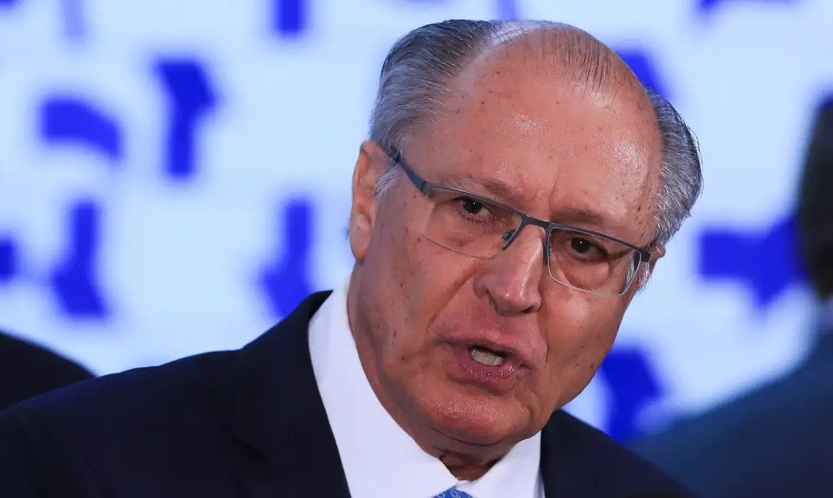 Falha em avião adia retorno de Alckmin ao Brasil