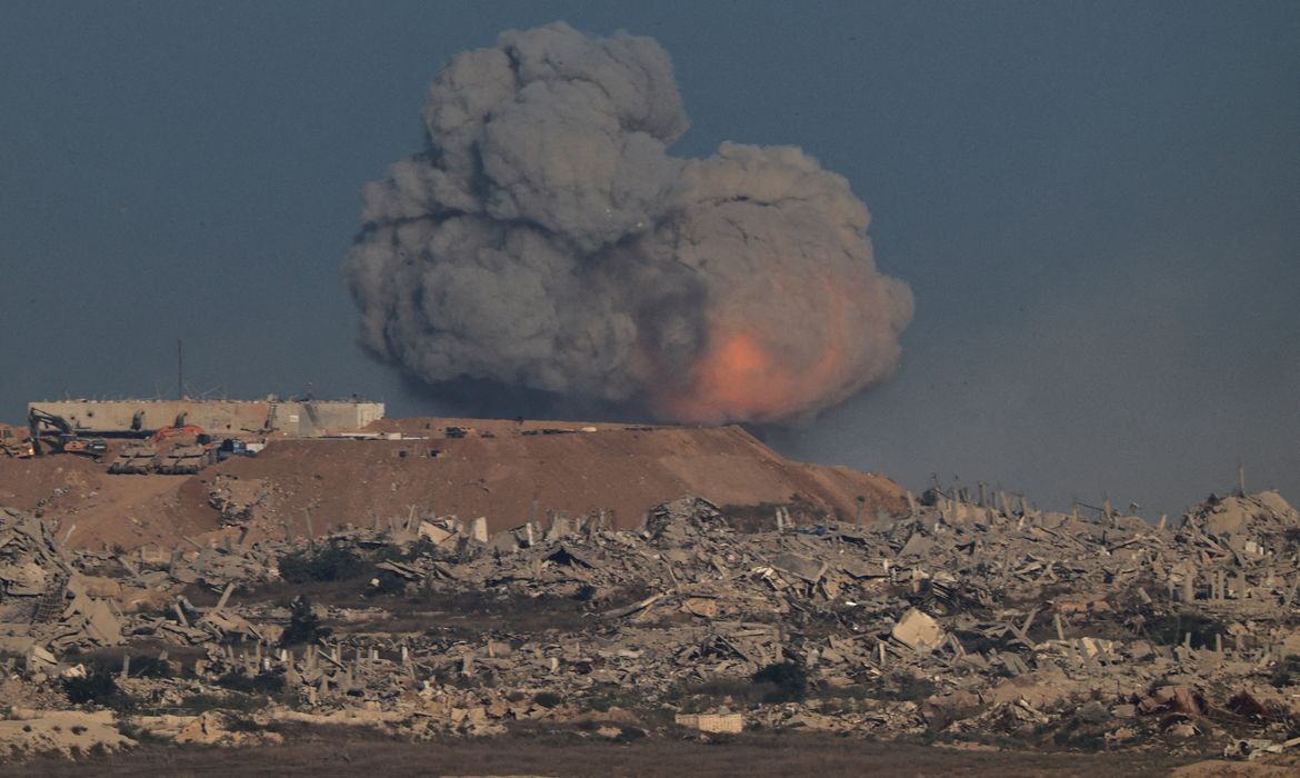 Forças israelenses bombardeiam subúrbios da Cidade de Gaza