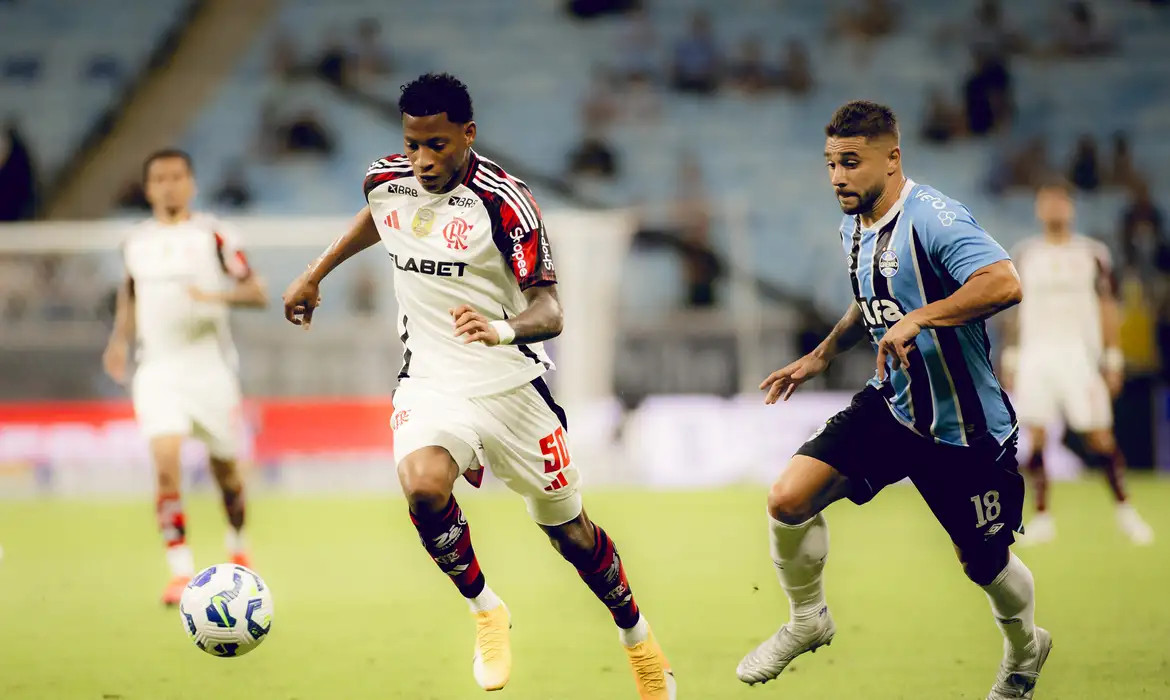 Em momentos distintos, Flamengo e Grêmio se enfrentam no Maracanã