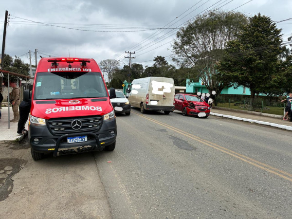 Acidente ocorreu na manhã de sábado (30), condutor da moto foi levado para atendimento médico