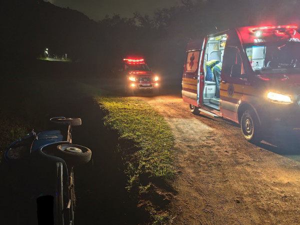 Condutor de 33 anos teve suspeita de fratura e foi levado ao hospital; acidente é o segundo tombamento registrado no Planalto Norte no mesmo dia