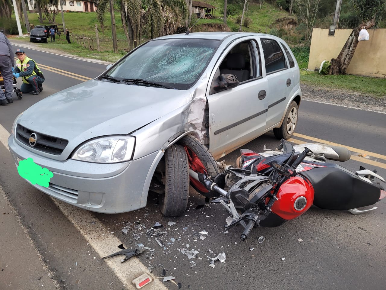 Guarnições da OBM de Porto União prestam atendimento a motociclista com ferimentos na cabeça e suspeita de fratura no membro inferior após colisão na BR-280.