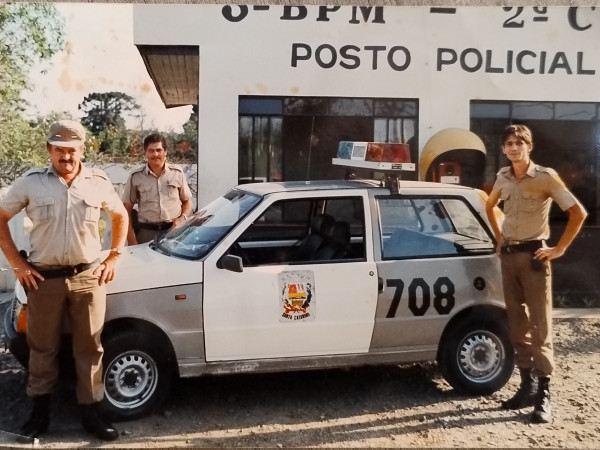 Foto em frente ao posto policial do São Cristóvão. Da E para a D Sílvio Leônidas Posonski, Camargo e Sérgio Gogola