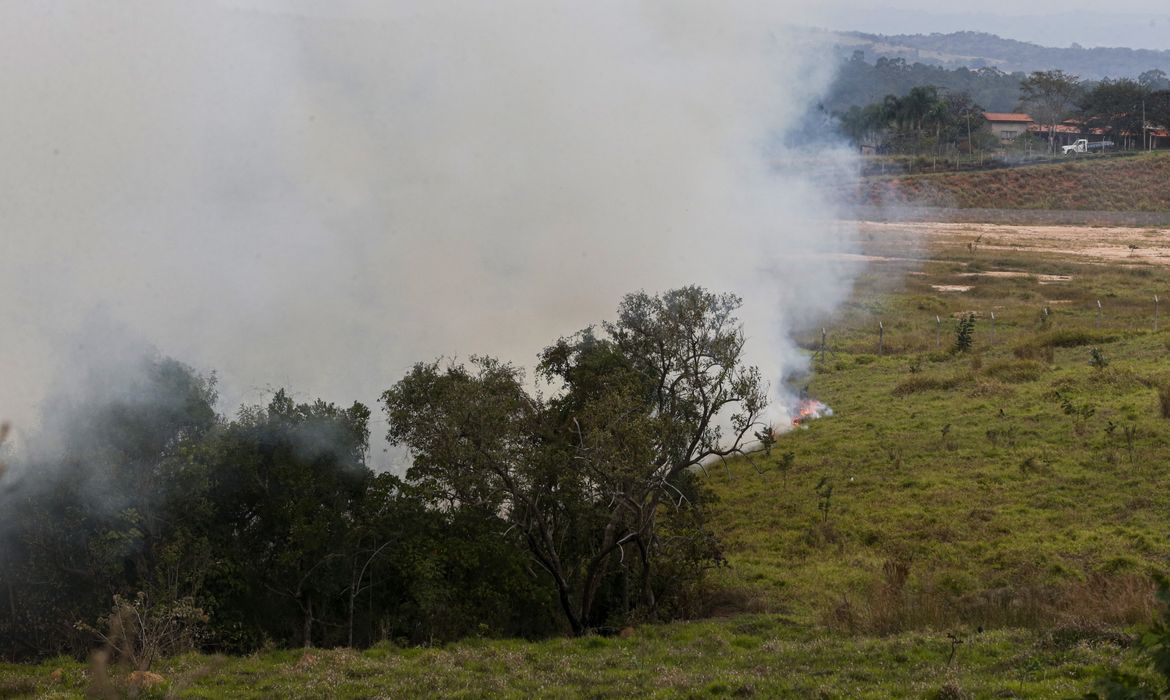 Risco de clima seco e queimadas permanece alto no interior do país