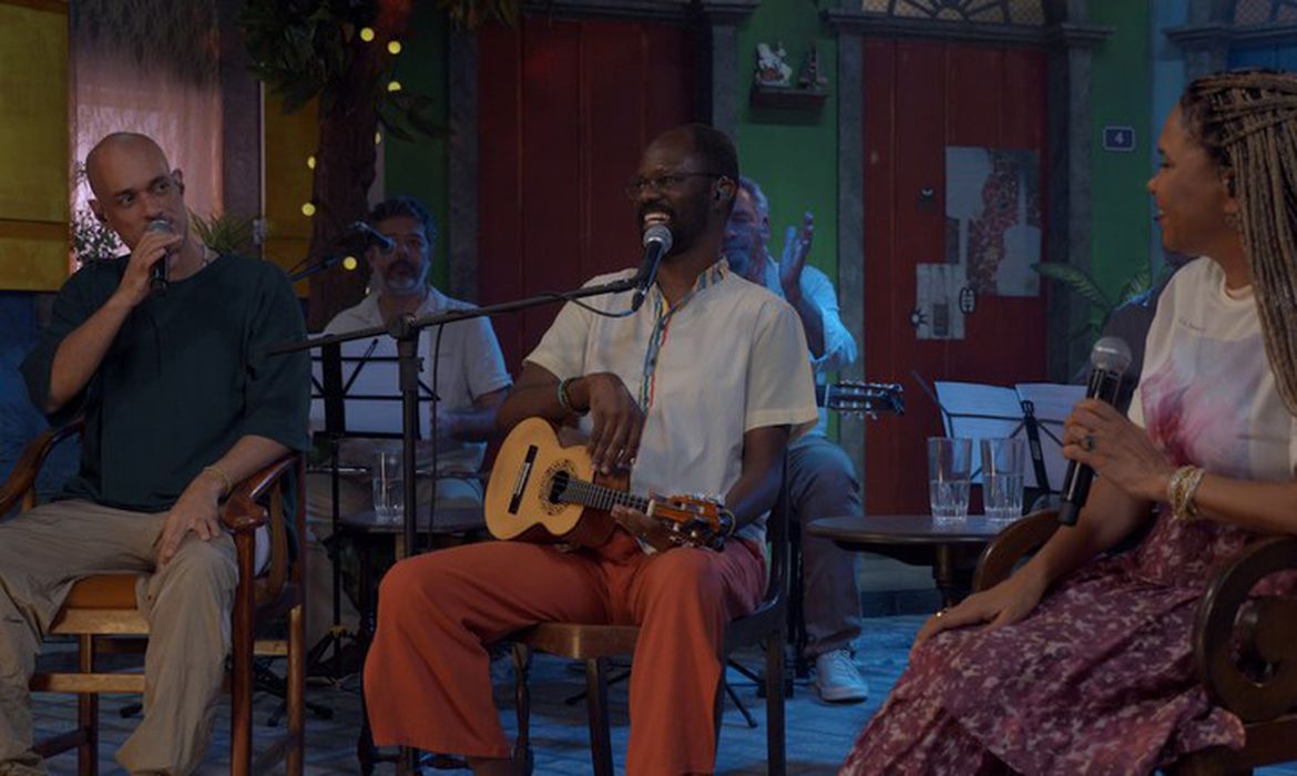 Samba na Gamboa: roda do Poeira Pura mescla hits do gênero e bate-papo