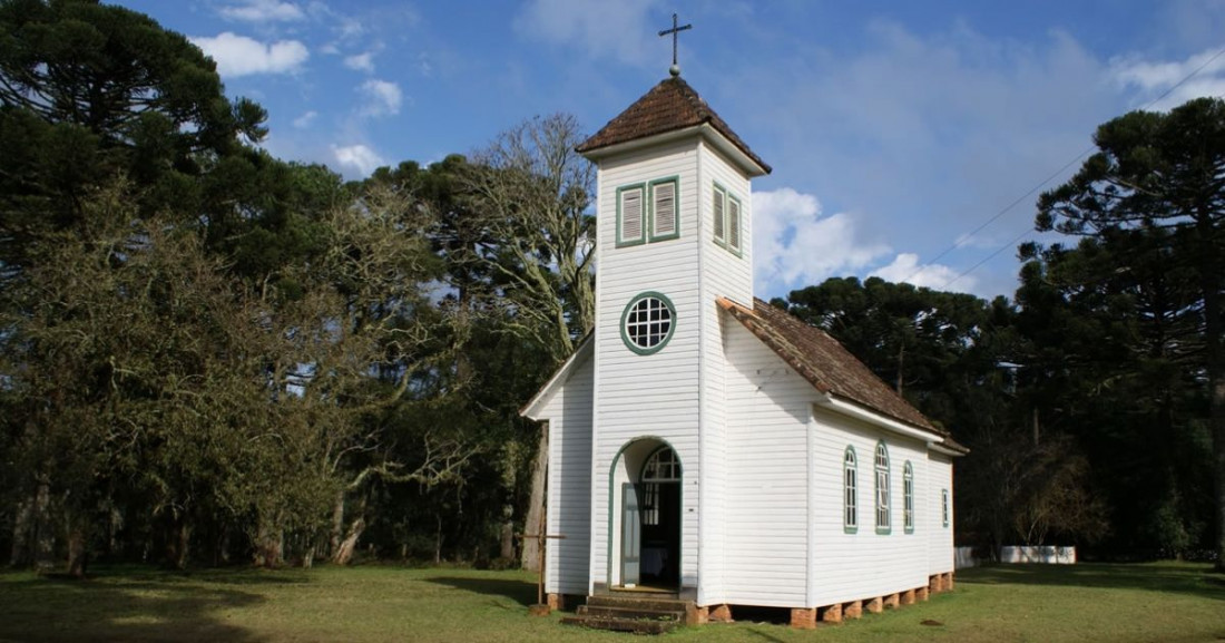 Capela Nossa Senhora de Fátima, em Três Barras, encanta pela simplicidade e natureza.