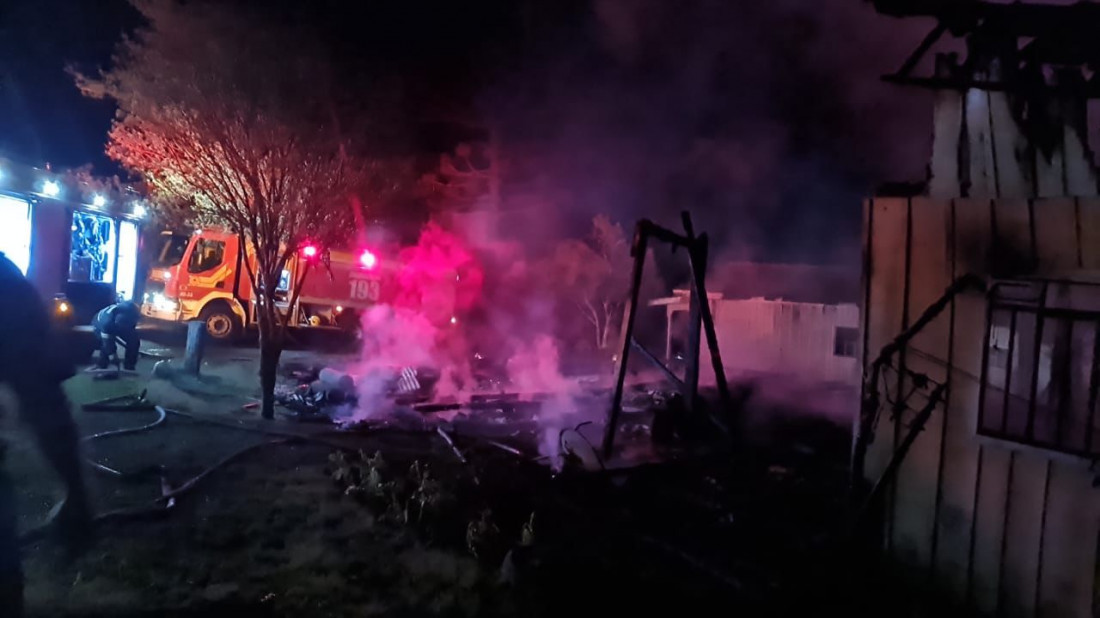 Ocorrência mobilizou três viaturas do Corpo de Bombeiros; foram utilizados 7 mil litros de água no combate às chamas.
