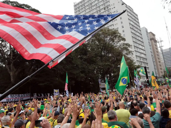 Bandeira dos EUA é &quot;novo símbolo da direita brasileira&quot;, diz NYT