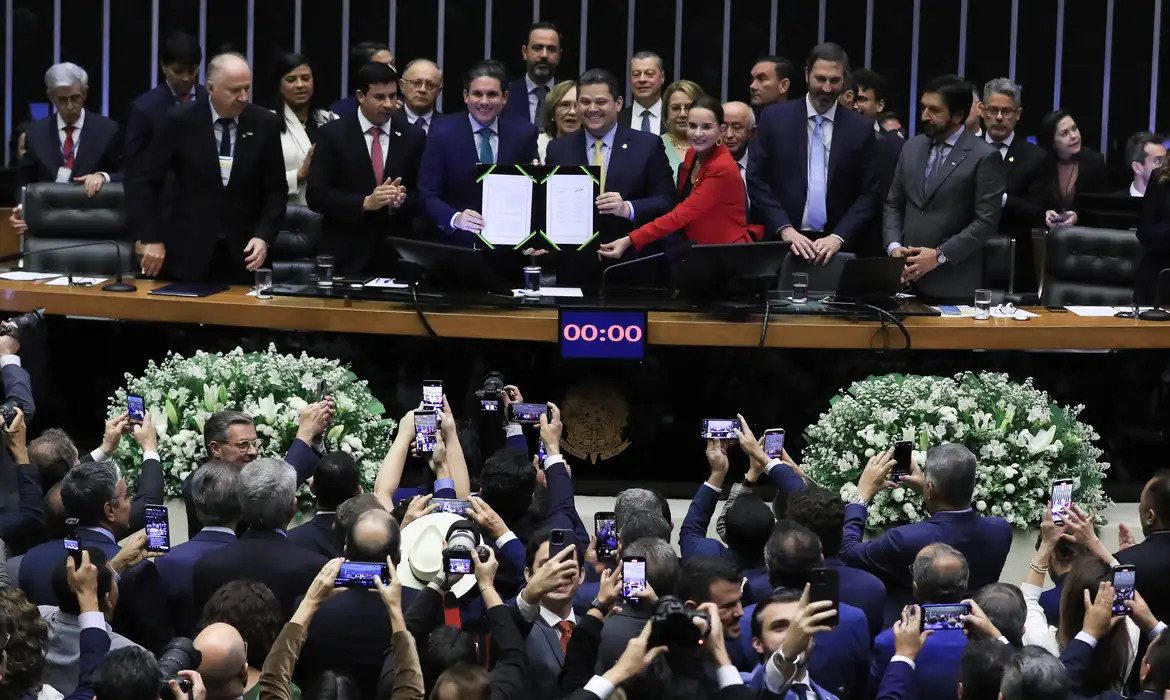 Congresso promulga PEC que muda regras para pagamento dos precatórios