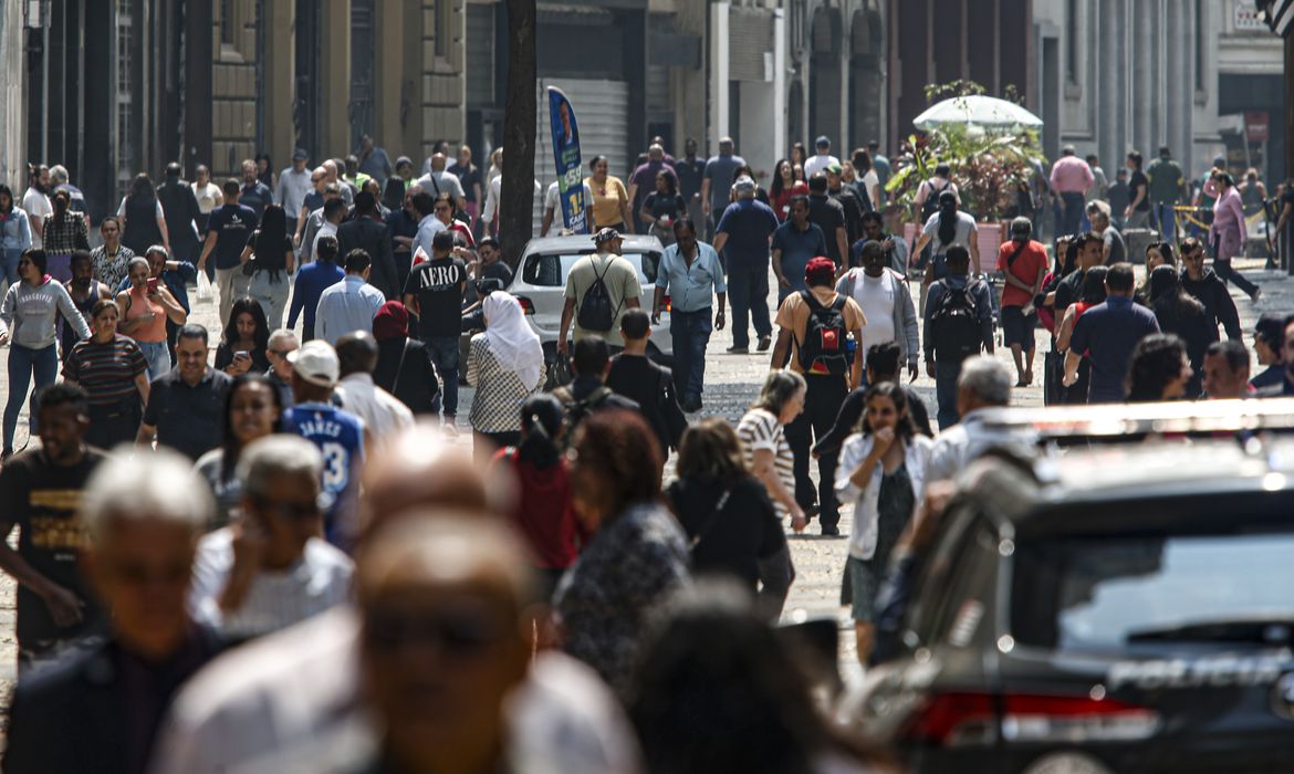 Mais de 6,5 milhões de famílias deixaram linha da pobreza em 2 anos
