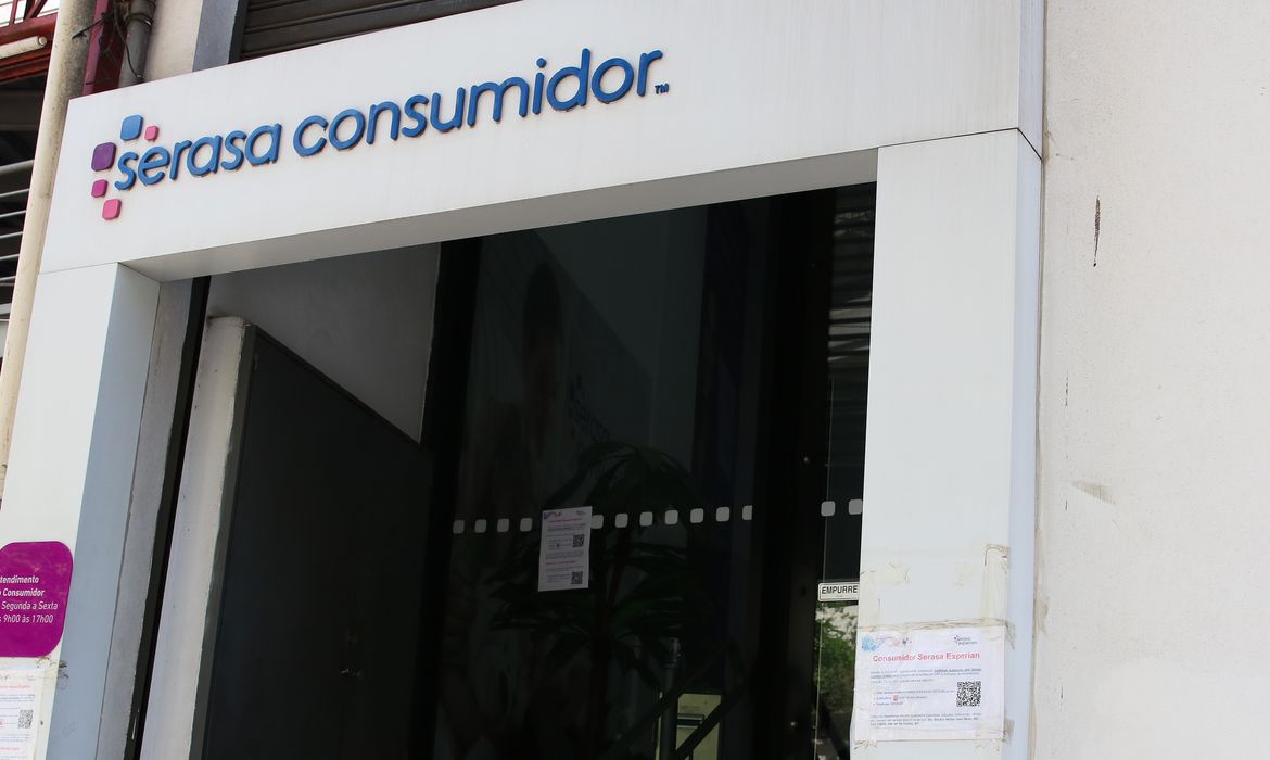 Serasa abre dia de negociação de dívidas