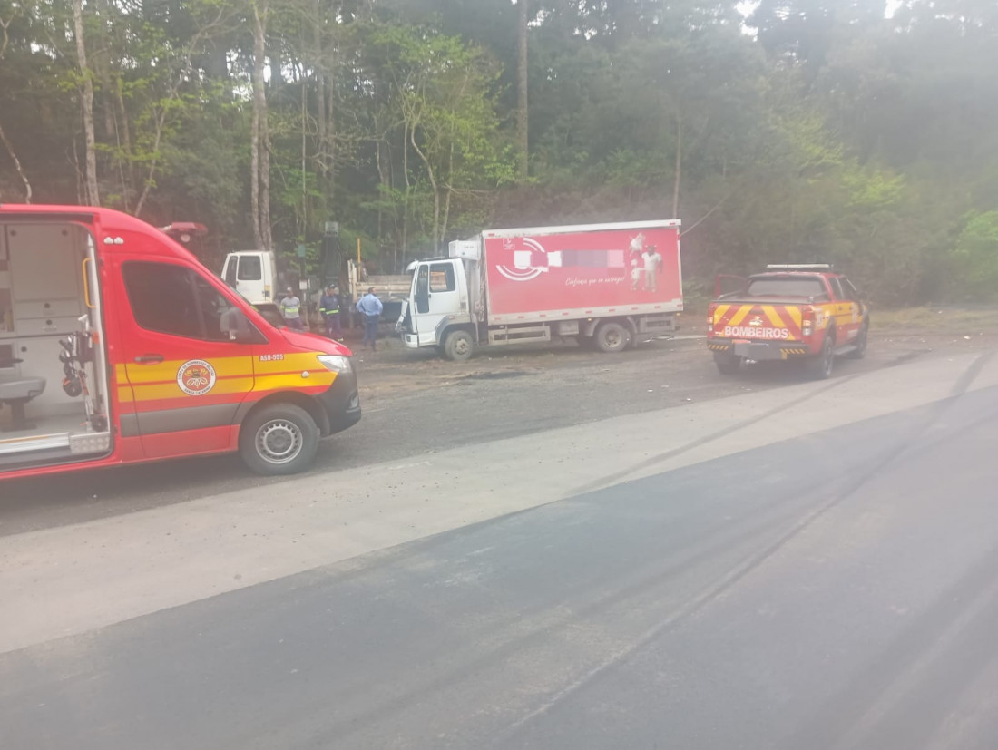 Acidente deixou duas vítimas com ferimentos, uma delas com suspeita de hemorragia interna; ocorrência foi atendida pelo Corpo de Bombeiros Militar de Canoinhas