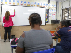 Alfabetização de adultos pode aumentar renda em até 16%, aponta estudo
