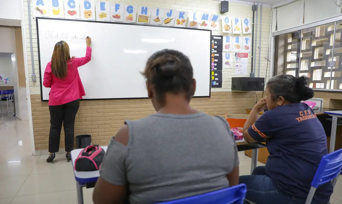 Alfabetização de adultos pode aumentar renda em até 16%, aponta estudo