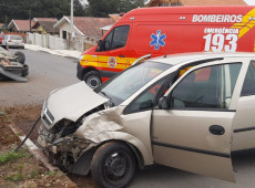 Colisão entre Polo e Meriva deixou feridos com dores na cabeça, ombro e coluna; ambos foram levados ao hospital.