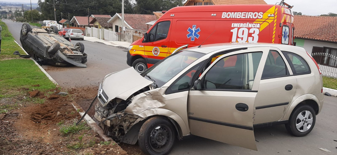 Colisão entre Polo e Meriva deixou feridos com dores na cabeça, ombro e coluna; ambos foram levados ao hospital.
