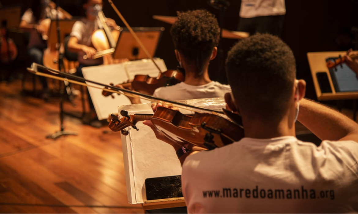 Aulas gratuitas de música são oferecidas no Complexo da Maré