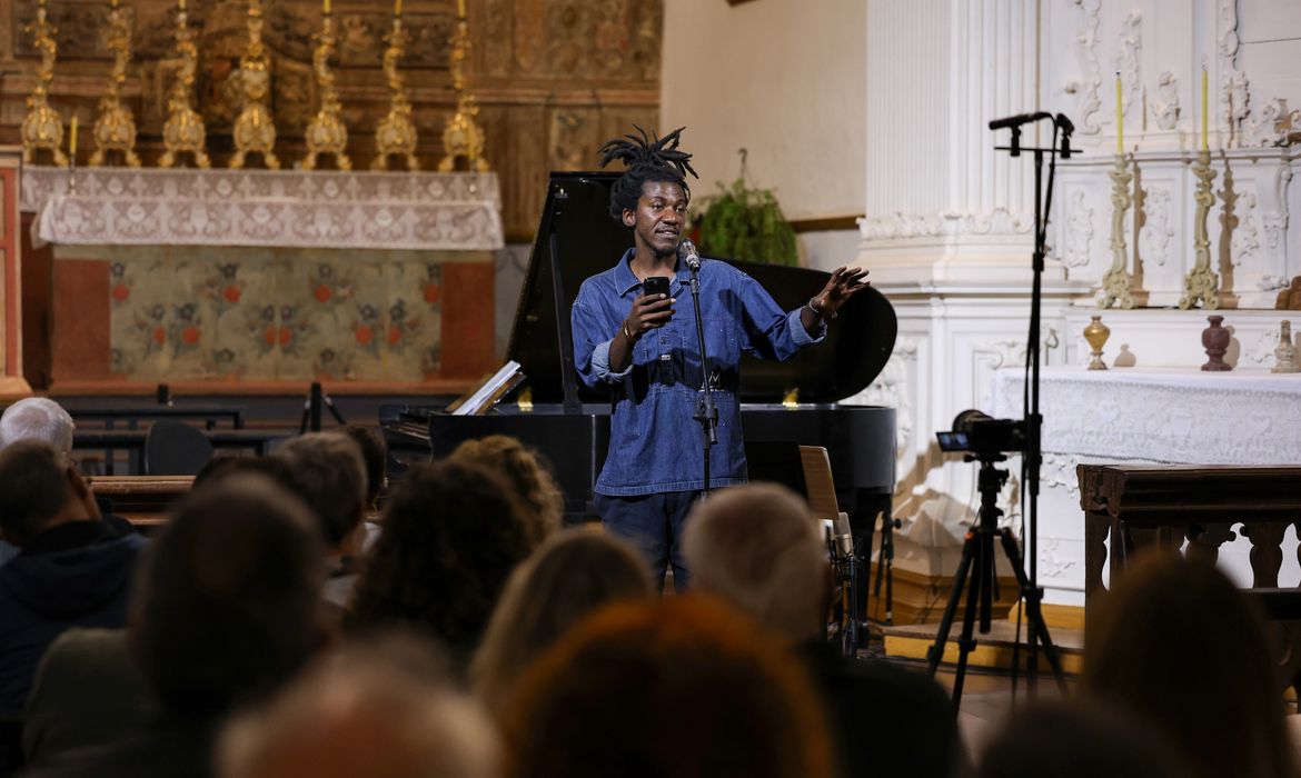 Arte é resistência e esperança, diz poeta haitiano Jean D'Amérique