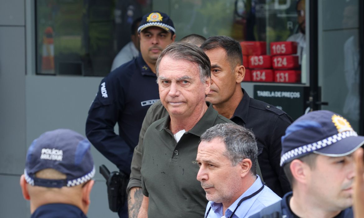Moraes pede explicações sobre escolta que levou Bolsonaro ao hospital 