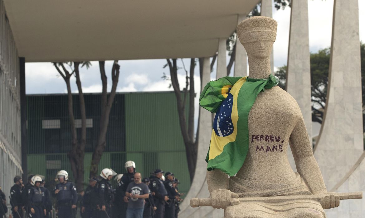 8/1: Moraes mantém prisão domiciliar de mulher que pichou estátua 
