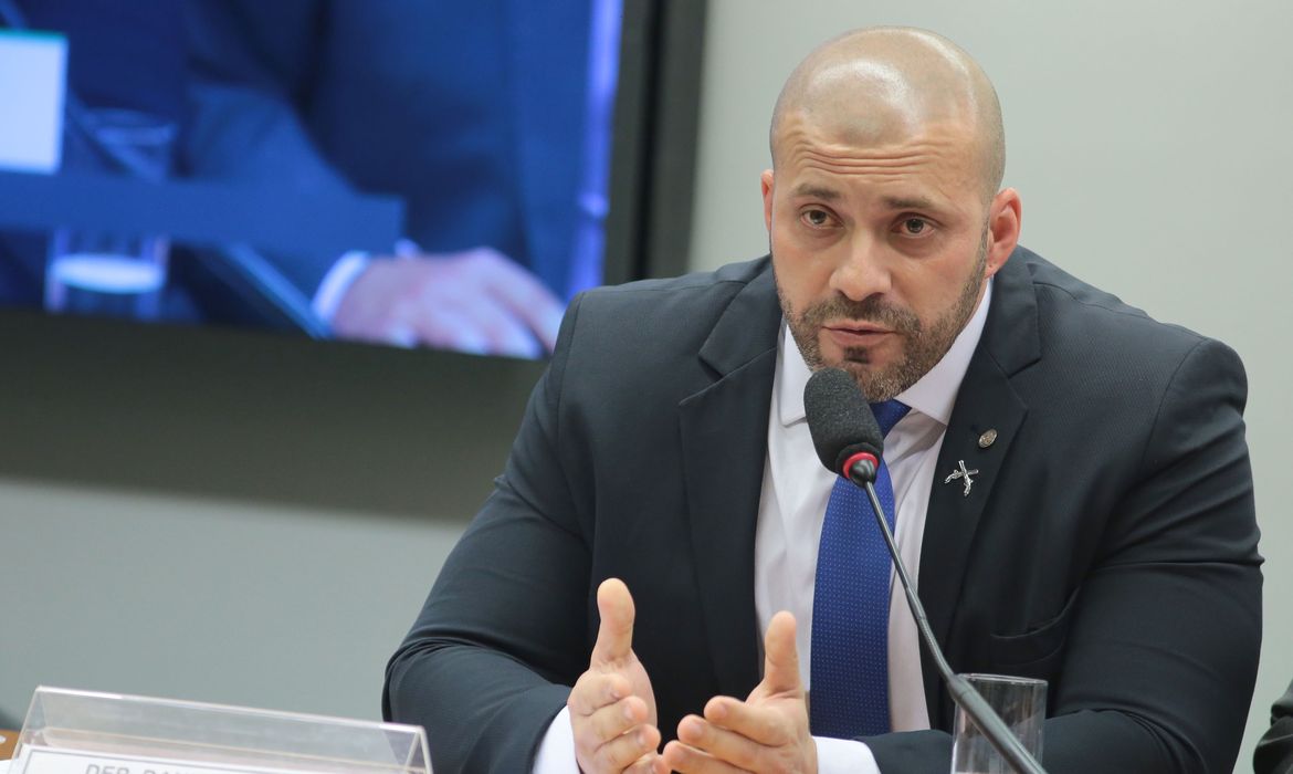 Moraes quer imagens para apurar visitas irregulares a Daniel Silveira