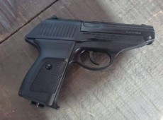 Adolescente de 17 anos fazia postagens ameaçadoras nas redes sociais; armas de pressão foram apreendidas durante operação preventiva