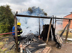 Chamas consumiram residência de madeira de 20m², mas Corpo de Bombeiros agiu rapidamente para controlar fogo e evitar maiores danos, com o apoio da Polícia Militar.