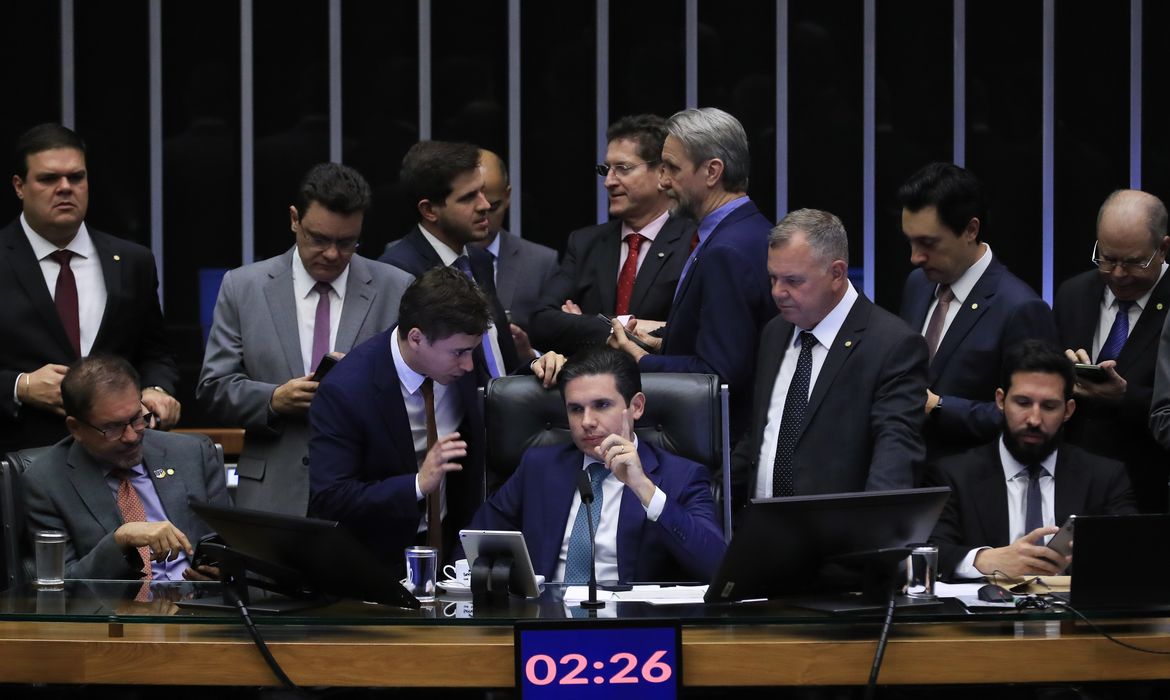 PEC da blindagem é aprovada por deputados e vai ao Senado 