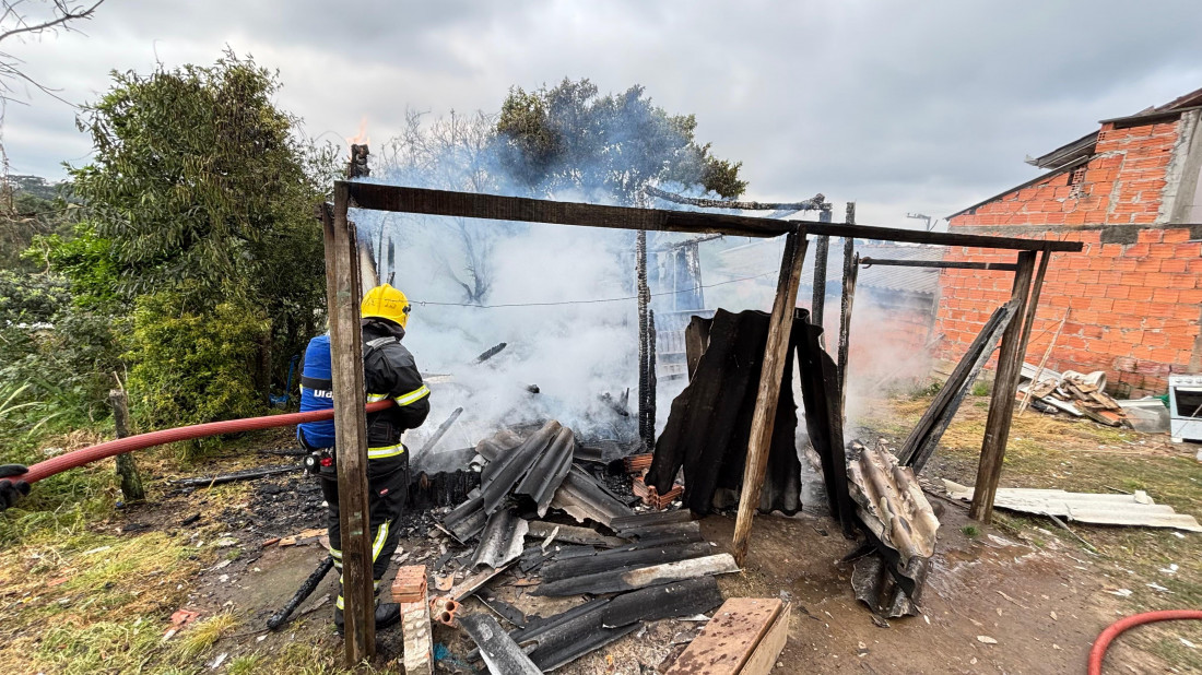 Chamas consumiram residência de madeira de 20m², mas Corpo de Bombeiros agiu rapidamente para controlar fogo e evitar maiores danos, com o apoio da Polícia Militar.