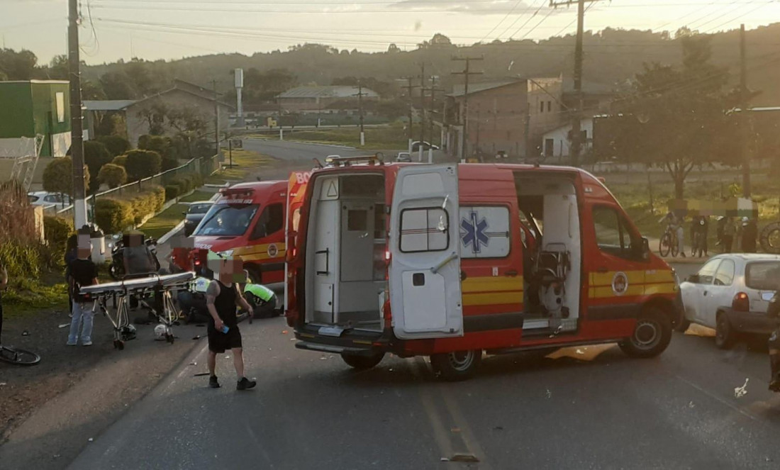Colisão envolvendo motocicleta e bicicleta na Avenida Abrahão Mussi resulta em atendimento emergencial de vítimas, incluindo um ciclista e dois ocupantes da moto, na tarde de 16 de setembro.