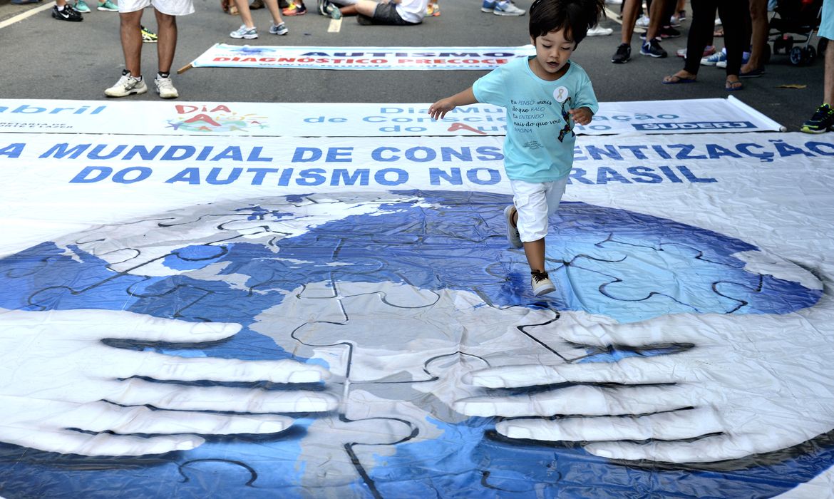 Rio de Janeiro - 8ª Caminhada do Dia Mundial da Conscientização do Autismo, promovida pelo Grupo Mundo Azul, no Leblon, zona sul da cidade. O grupo luta por centros de tratamento e reabilitação para autistas, por atendimento multidisciplinar diagnóstico precoce, educação especial, além de lar terapêutico para os órfãos (Tânia Rêgo/Agência Brasil)