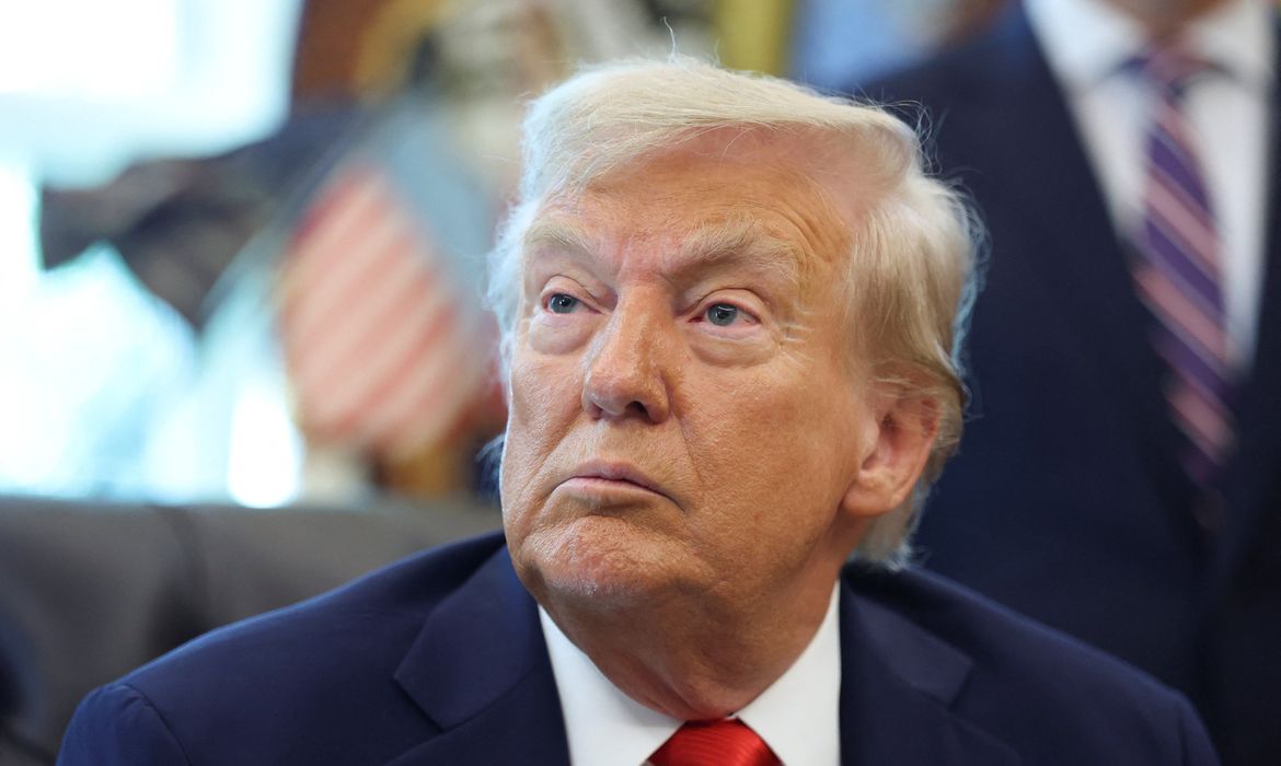 Trump ameaça cancelar licenças de TVs e rádios que criticam governo 