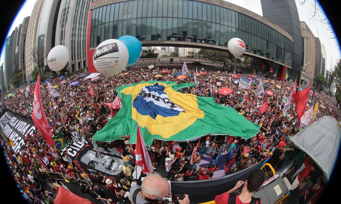 São Paulo tem 42 mil pessoas em ato contra PEC da Blindagem e anistia