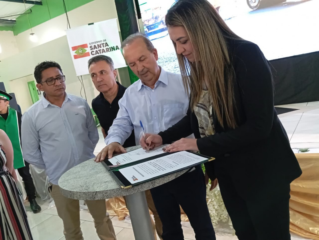 Em evento com a prefeita Danuza Rodrigues, governador Jorginho Mello assina ordem de serviço para pavimentação