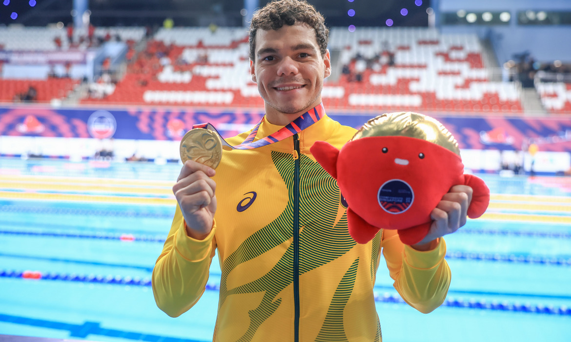 Gabriel Bandeira bate recorde no Mundial de natação de Singapura