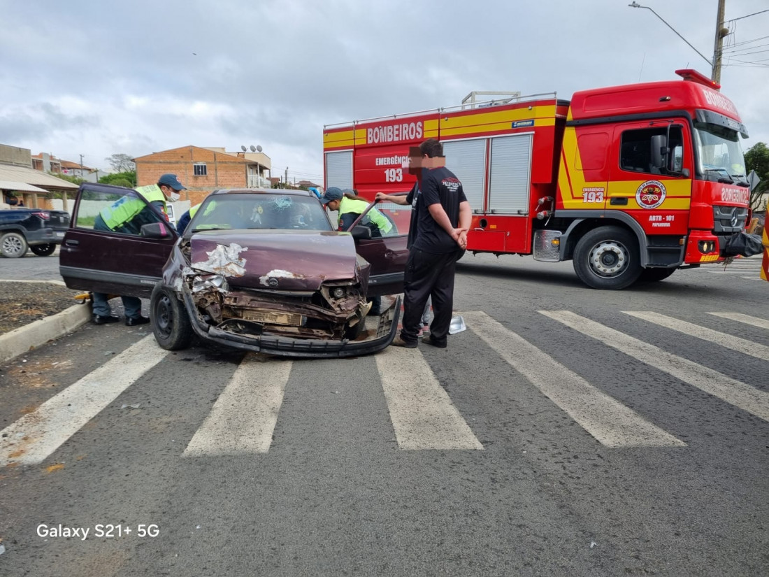 Colisão frontolateral entre Kadett e Renegade mobilizou o Corpo de Bombeiros na manhã desta quinta-feira (25); vítima foi encaminhada ao hospital com ferimentos na cabeça.