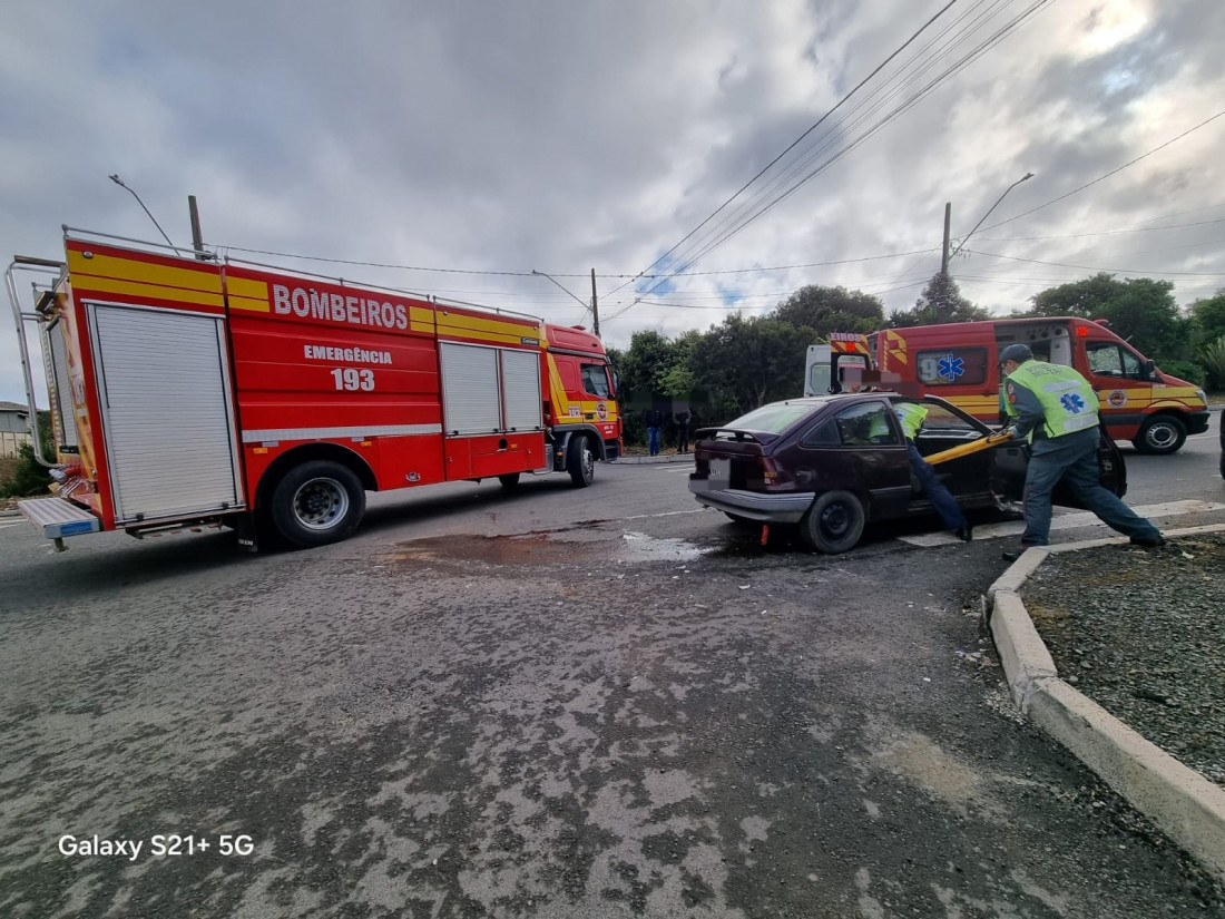 Colisão frontolateral entre Kadett e Renegade mobilizou o Corpo de Bombeiros na manhã desta quinta-feira (25); vítima foi encaminhada ao hospital com ferimentos na cabeça.