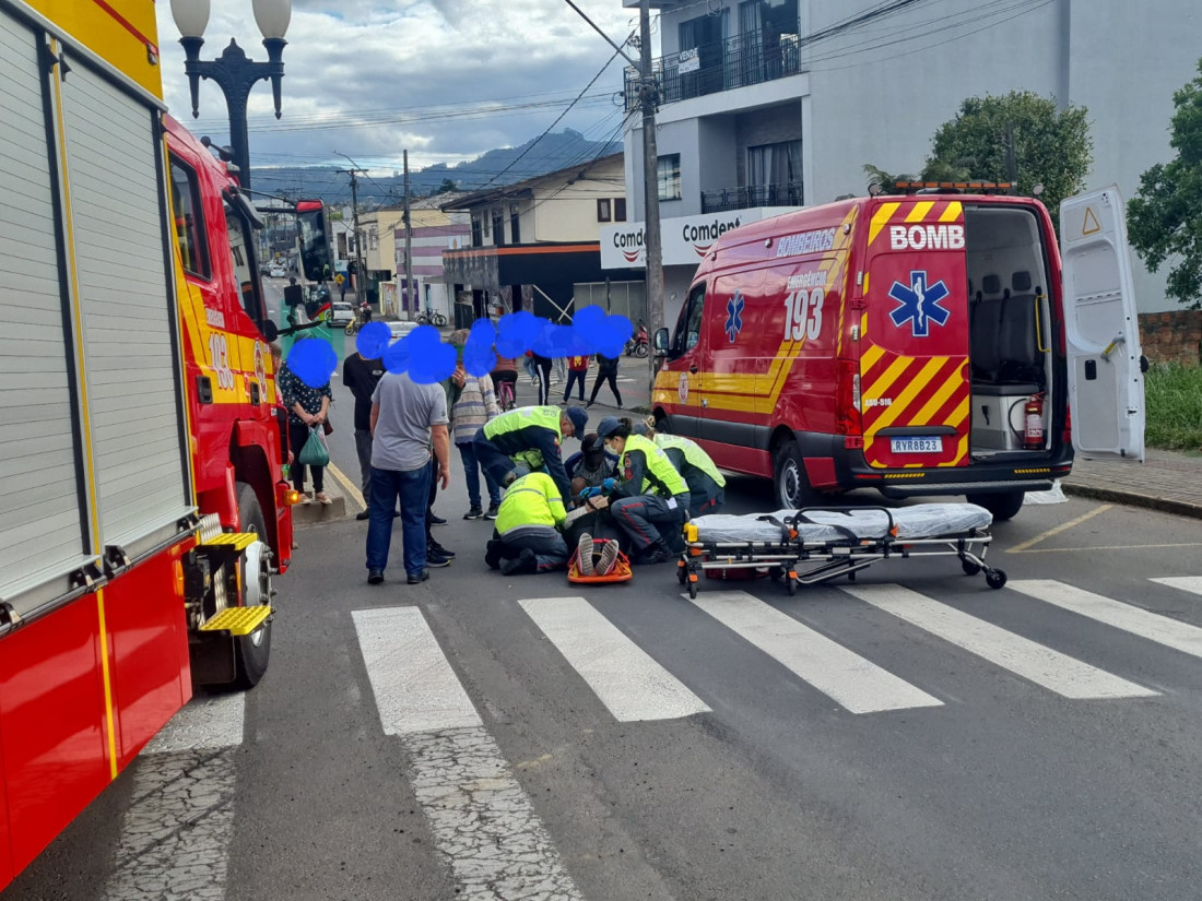 Acidente na Avenida João Pessoa deixou condutora de motocicleta com suspeita de fratura na clavícula e dores no joelho.
