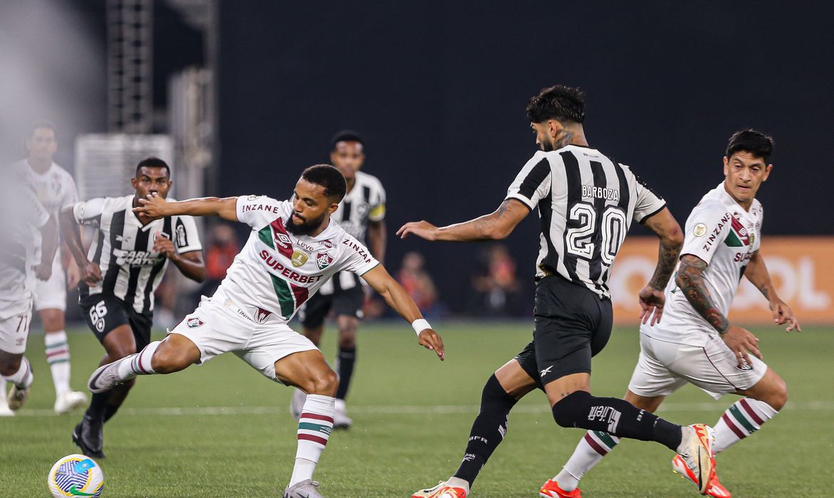 Brasileirão: Nacional transmite duelo entre Fluminense e Botafogo hoje