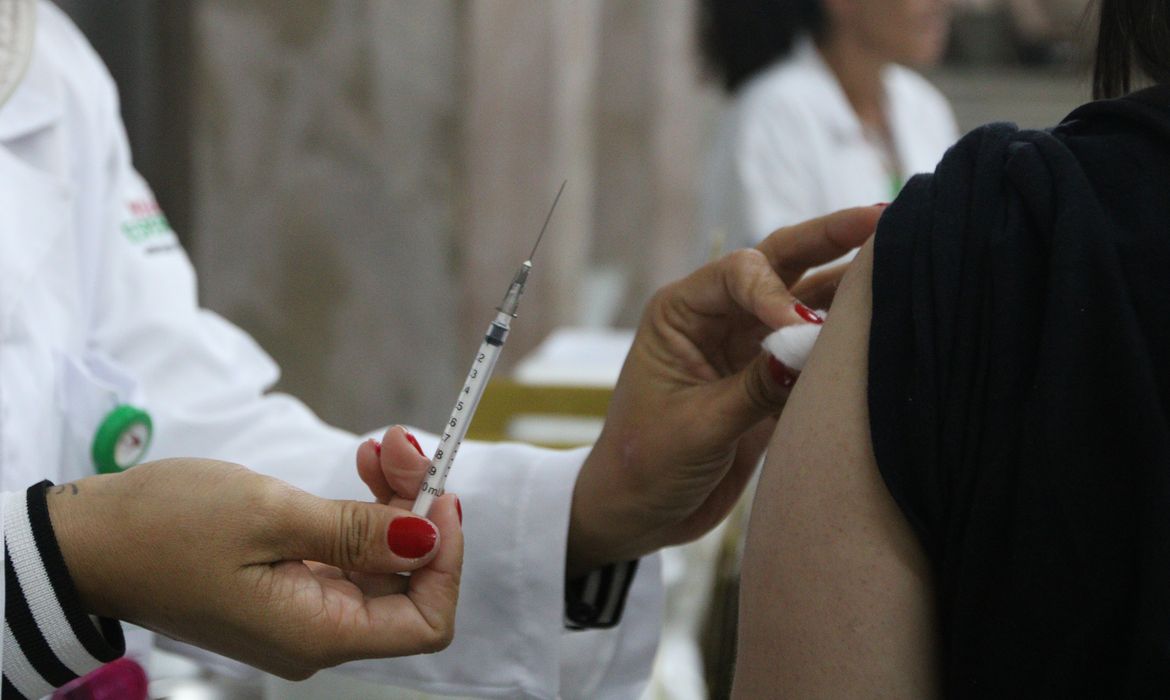 Vacina contra a covid-19 protege gestantes contra complicações
