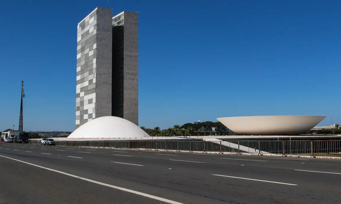 Hugo Motta confirma para hoje votação de isenção do Imposto de Renda