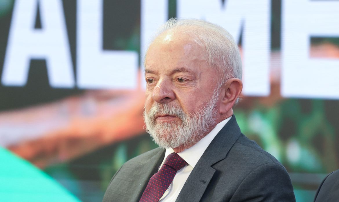 Lula troca de avião após falha no motor antes de voo no Pará