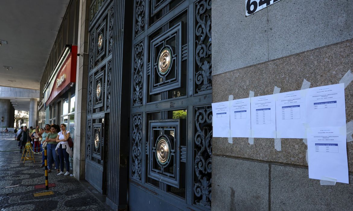 Portões nos locais de prova do CNU 2025 são fechados