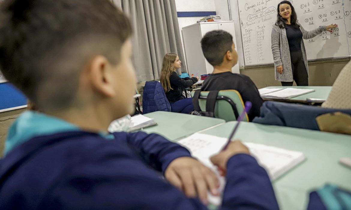 Professor brasileiro perde 21% do tempo de aula para manter disciplina