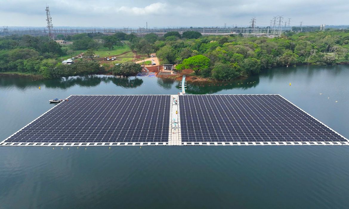 Usina de Itaipu termina montagem de ilha solar que vai gerar energia
