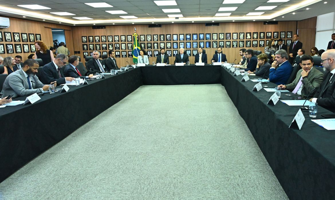 Governo cria comitÃª de enfrentamento da crise do metanol