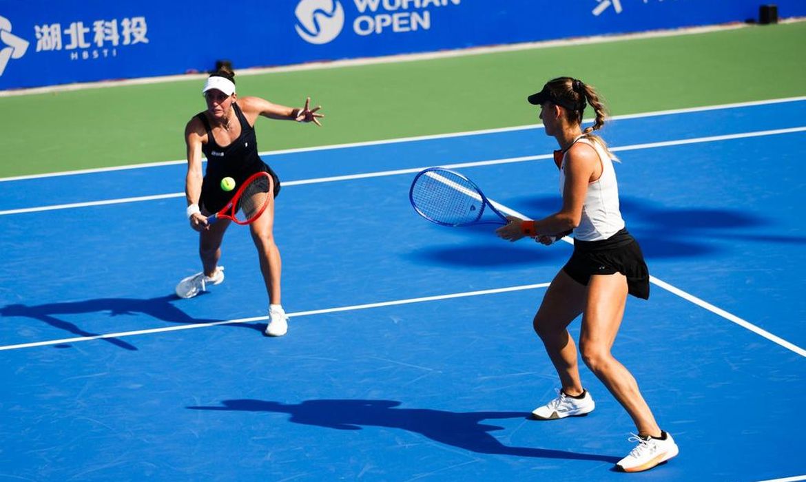 Dupla de Luisa Stefani dá adeus a Wuhan, mas segue no top 8 do Finals