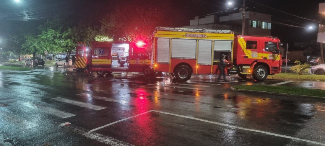 Acidente ocorreu na noite desta quarta-feira (08), mobilizou viaturas do Corpo de Bombeiros e deixou uma vítima com suspeita de fratura no joelho.