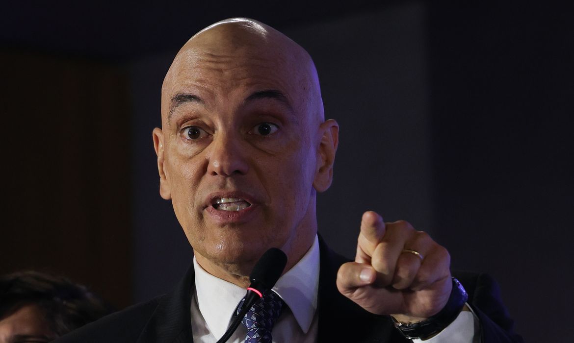 Moraes suspende decisão que destituiu defesa de réus da trama golpista
