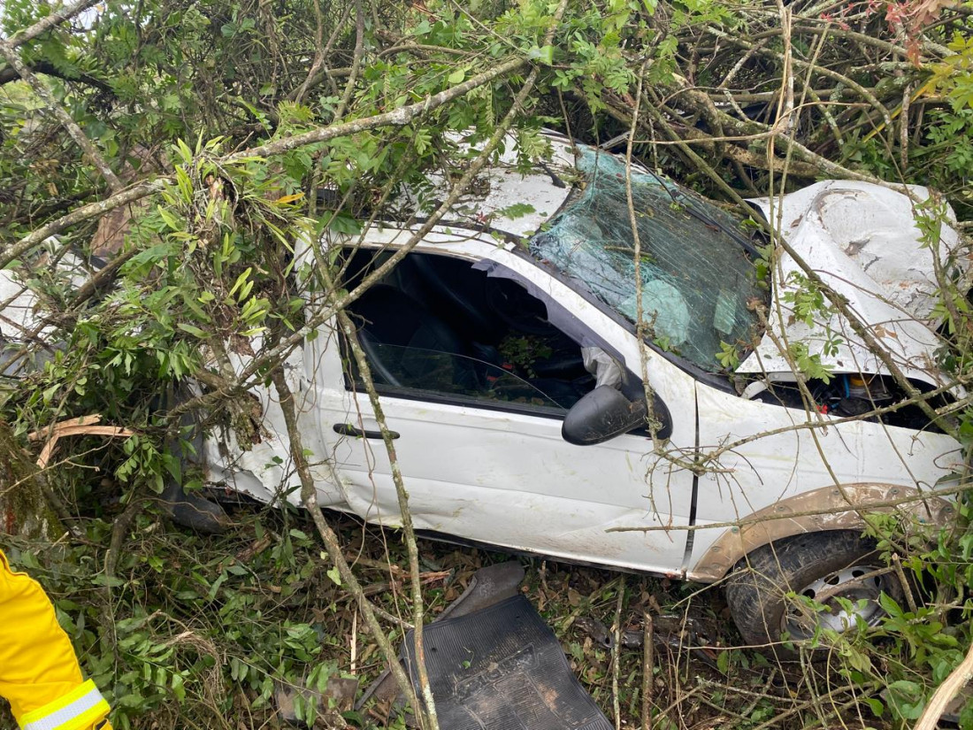 Condutor de Fiat Strada sofreu escoriações e foi encaminhado à UPA de Canoinhas; veículo saiu da pista na manhã de sábado.